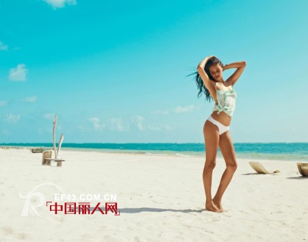 维密天使 超模Shanina Shaik性感演绎Revolve Clothing夏季新品