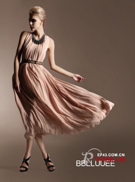 时装与舞台交响——“粉蓝衣橱时装音乐剧”的跨界探索