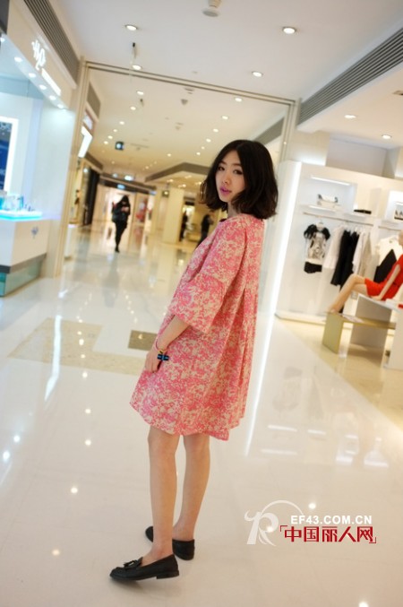 对“恨天高”说不 穿出五一出游最舒适装扮