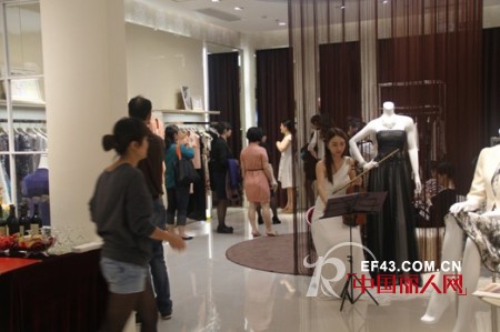 热烈庆祝JANESTORY经典故事品牌女装第45间直营店开业大吉