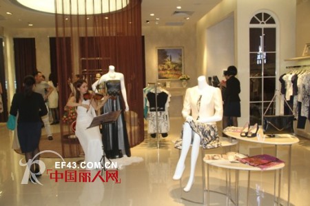 热烈庆祝JANESTORY经典故事品牌女装第45间直营店开业大吉