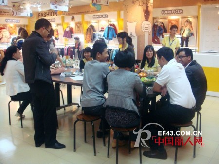 携手跨越—虎门童装小虎憨尼童装品牌2013秋冬订货会隆重召开