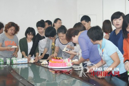 安娜爱登童装员工4月生日会 用爱意打造和谐企业