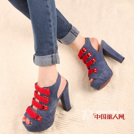 抢眼“粗跟鞋” 穿出你的范