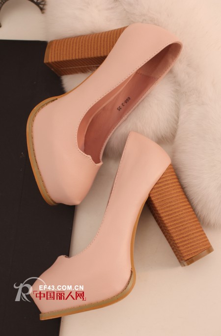 抢眼“粗跟鞋” 穿出你的范