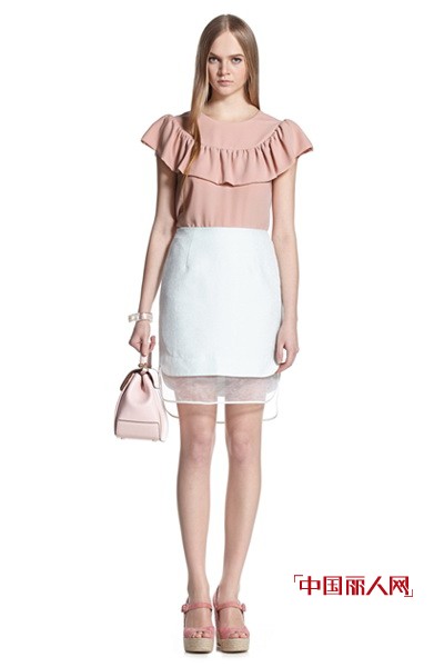 Ochirly紧随时尚潮流 柔美荷叶边讲述浪漫故事