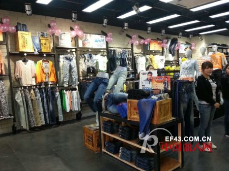 热烈庆祝小魔怪牛仔江西南昌上海路旗舰店隆重开业