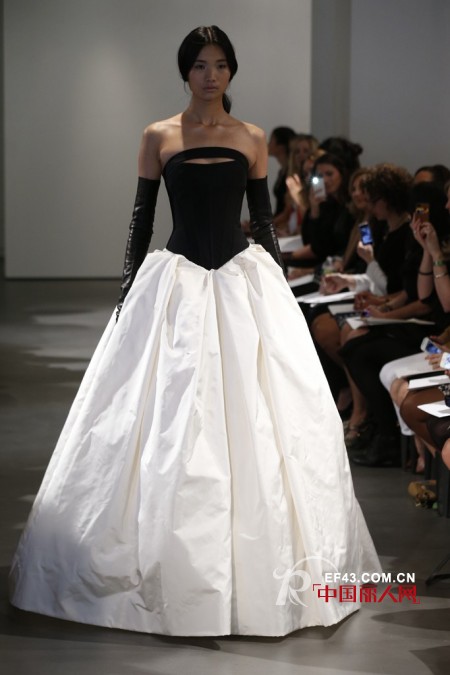 Vera Wang2014春季婚纱系列的发布会 演绎黑白风