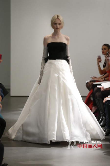 Vera Wang2014春季婚纱系列的发布会 演绎黑白风