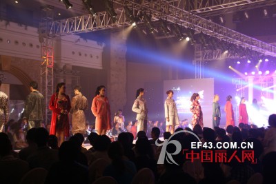 秋鹿牵手世界超级小姐演绎家居服美丽“馨”世界