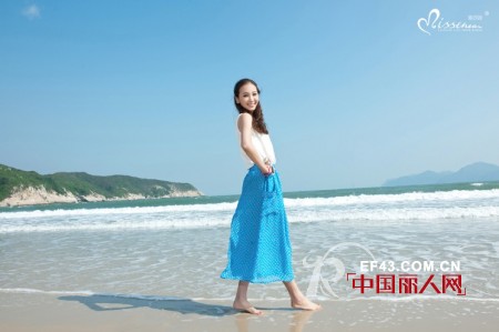 蜜西娅女装演绎蓝色与波点共舞的精彩夏季