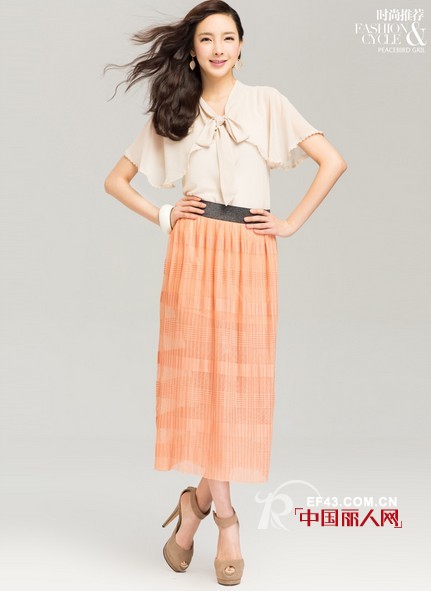 太平鸟时尚女装 裸粉臻情打造职场缪斯女神