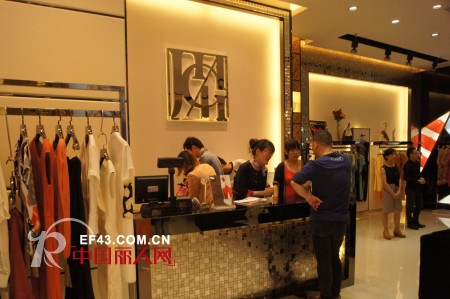 嘉彩女装旗舰店开业既深圳分公司揭牌