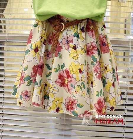 眼花缭乱的碎花小短裙撩动这一夏