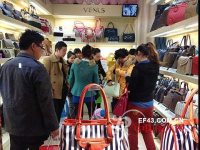 维纳斯皮具专卖店进驻“小上海步行街”