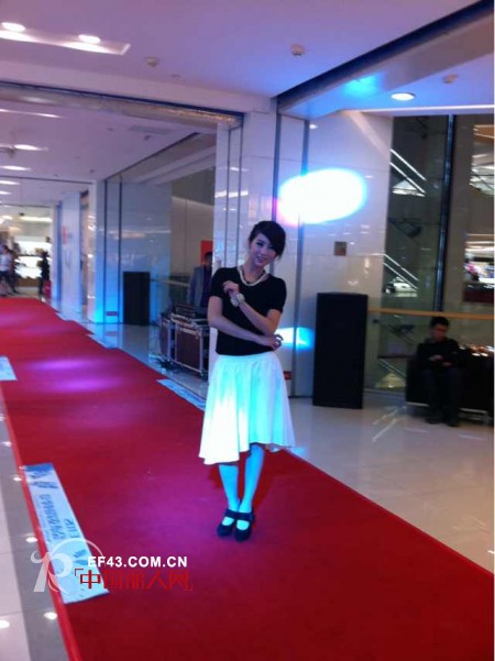 莫名女装精彩走秀助力哈尔滨麦凯乐专卖店开业