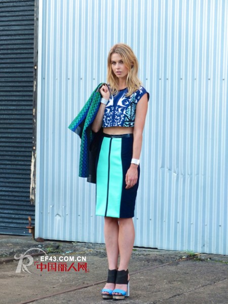 斑斓印花穿上身 和衣间花朵比比谁更美