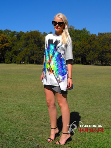 斑斓印花穿上身 和衣间花朵比比谁更美