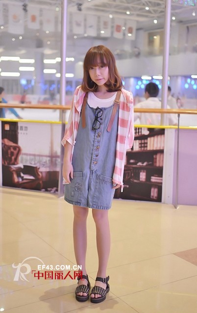 俏皮背带装 将甜美进行到底