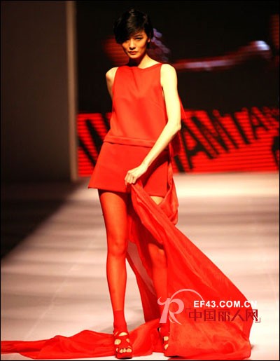 中国青岛国际时装周开幕 中外模特T台魅惑演绎