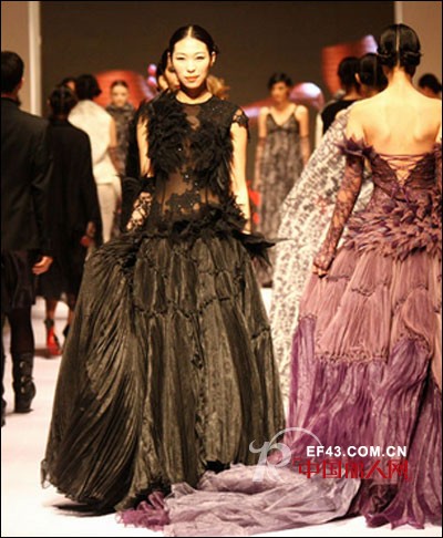中国青岛国际时装周开幕 中外模特T台魅惑演绎