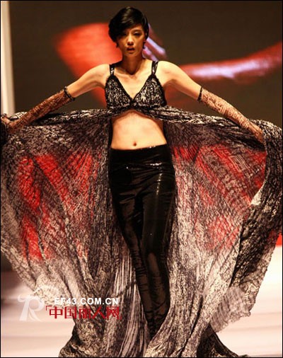 中国青岛国际时装周开幕 中外模特T台魅惑演绎