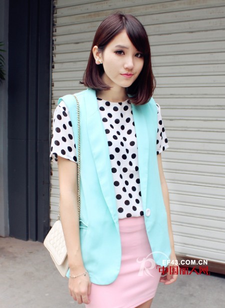 雨季刮起“马甲风”  多材质穿出多风格