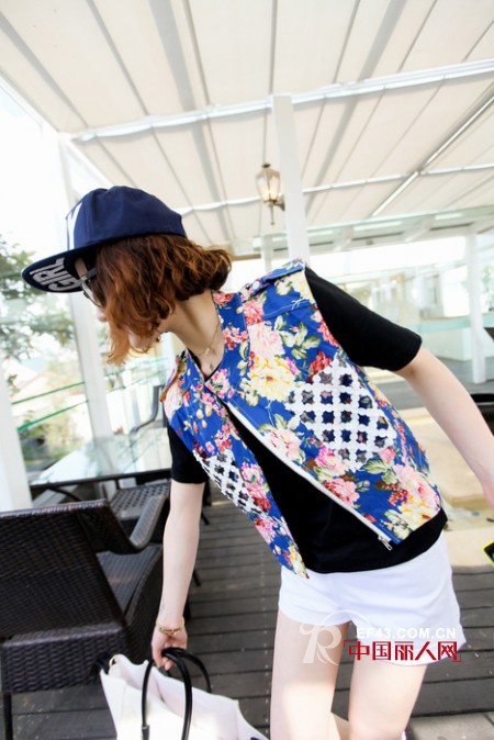 雨季刮起“马甲风”  多材质穿出多风格