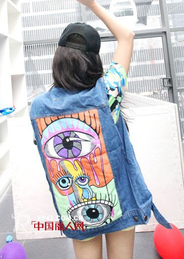 雨季刮起“马甲风”  多材质穿出多风格