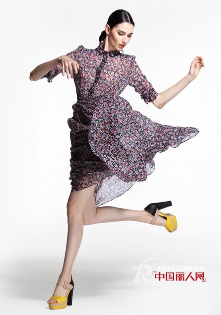 普普风时尚女装,优雅长裙舞动浪漫夏日