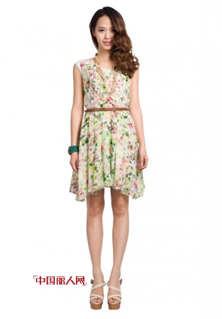 雪凡妮新款女装:五彩鲜花缤纷一夏
