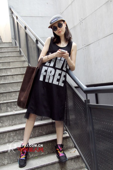 无袖装穿出瘦手臂 风格迥异做大女人