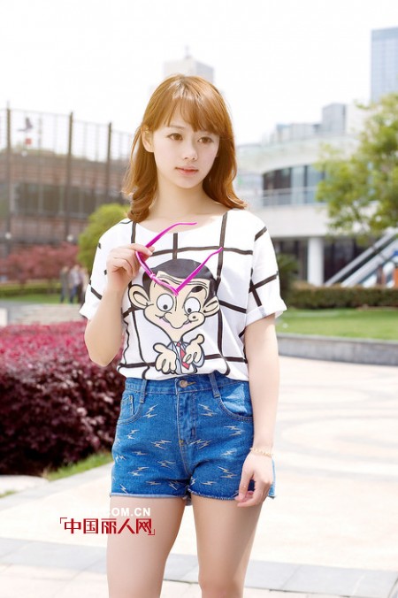 牛仔短裤俏皮出镜 教你变高妹穿搭法则