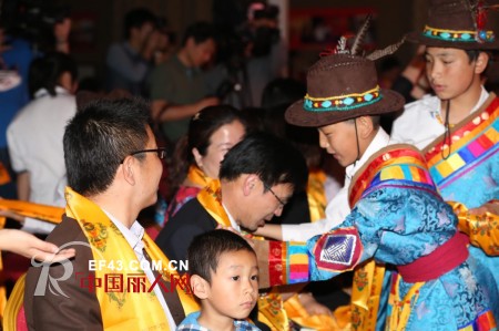 五色风马用爱心回报社会——青海玉树在京救助孤儿十八岁“成人礼”举行