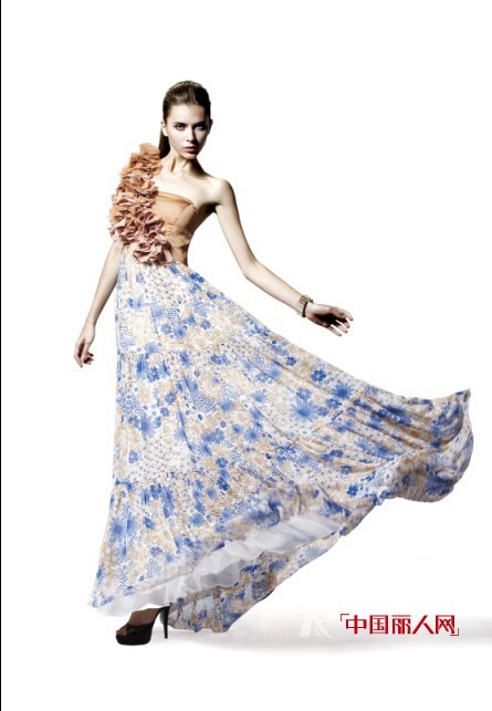 弗卡魅力女装 秀出轻盈姿态