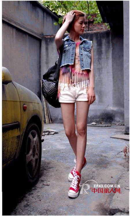 春夏不吝啬 短裤上身大秀美腿