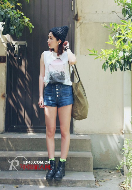 春夏不吝啬 短裤上身大秀美腿