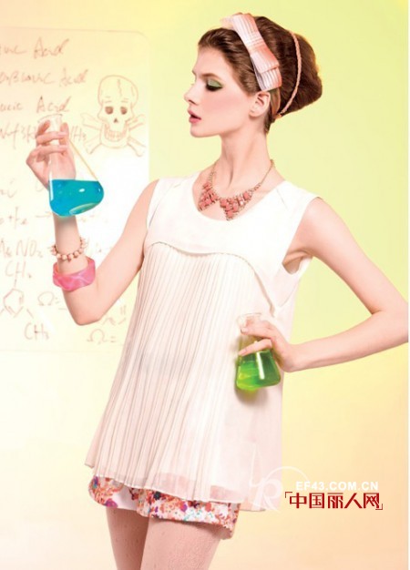 雅轩菲格女装 缤纷世界纯清年代