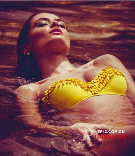 性感泳装 湿身在雨林