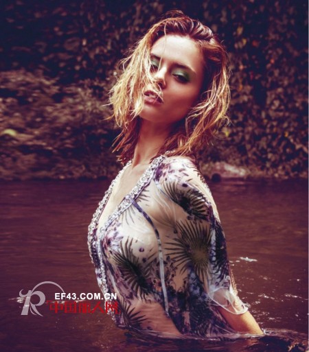 性感泳装 湿身在雨林