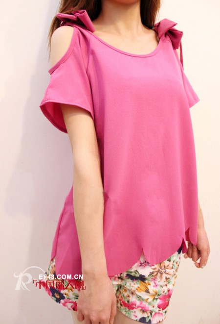 性感小露肩 打造时尚初夏