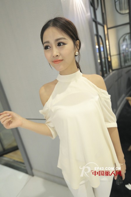 性感小露肩 打造时尚初夏