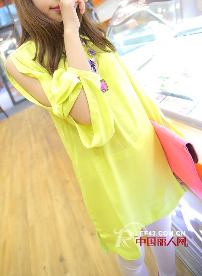 性感小露肩 打造时尚初夏