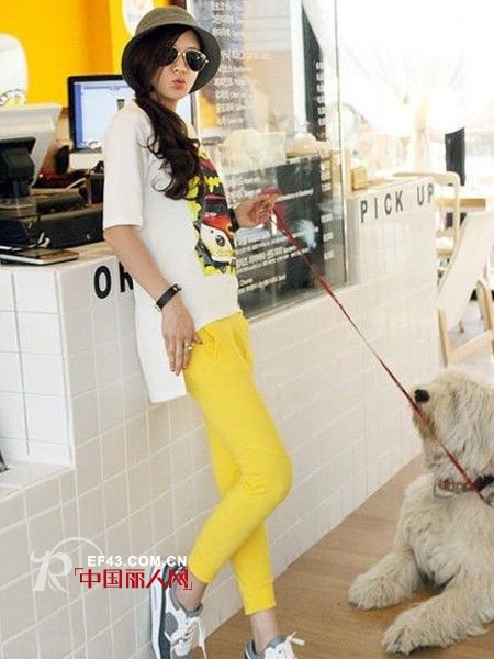 宽长大T+紧身裤 就是要你瘦