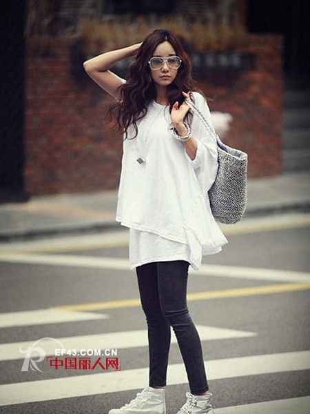 宽长大T+紧身裤 就是要你瘦