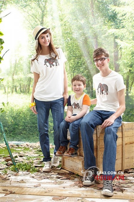 上流家族亲子装 温馨全家欢乐度“六一”