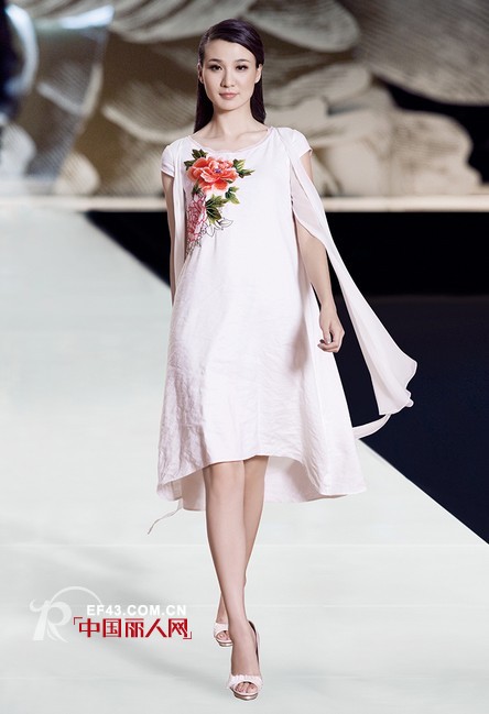 五色风马女装 彰显端庄优美的民族风情