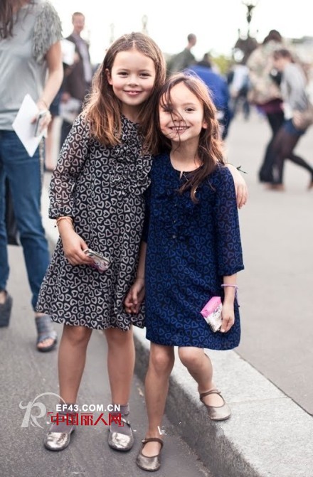 “六一”节闺蜜出行 逆龄混搭范儿