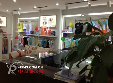 上流家族亲子装凯里专卖店携手阳光幼儿园举办亲子活动,欢庆六一