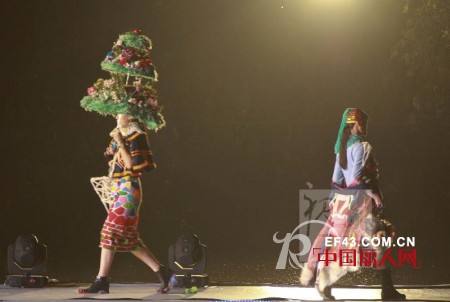 中国美院毕业秀在水中T台拉开帷幕